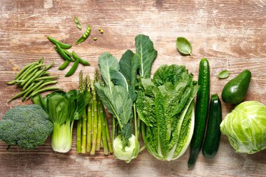 Sebze arka planı. Mutfak masasında çeşitli sebzeler var. Temiz yemek, sağlıklı yemek konsepti, düz uzanma, yukarıdan aşağı görüş.