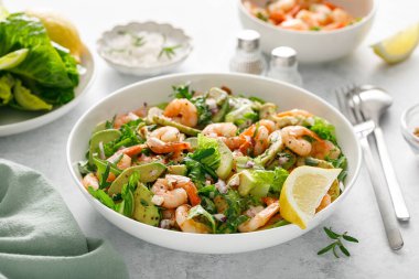 Marul ve roka ile karides avokado salatası..