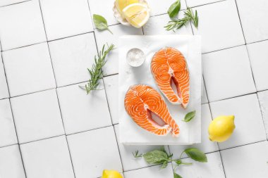 Taze somon bifteği, otlar ve yemek malzemeleri, üst manzara.