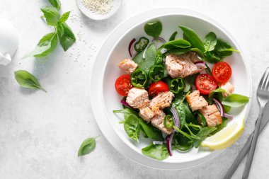 Taze ıspanaklı, domatesli ve yeşil biberli somon salatası.