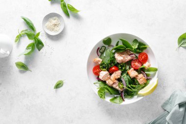 Taze ıspanaklı, domatesli ve yeşil biberli somon salatası.