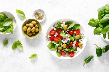 Taze sağlıklı sebze, Akdeniz salatası, beyaz peynir, domates, zeytin, yeşil biber ve yeşil fesleğen yaprağı.