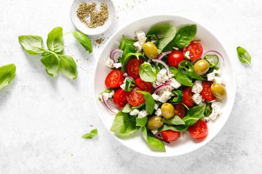 Taze sağlıklı sebze, Akdeniz salatası, beyaz peynir, domates, zeytin, yeşil biber ve yeşil fesleğen yaprağı.