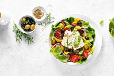 Taze sağlıklı sebze Akdeniz salatası Yunan peyniri, domates, zeytin, biber, marul ve yeşil fesleğen, üst manzara