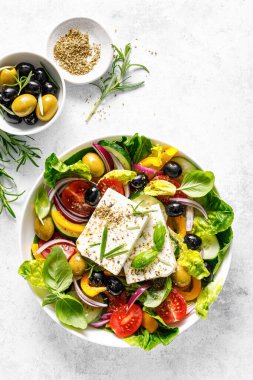 Taze sağlıklı sebze Akdeniz salatası Yunan peyniri, domates, zeytin, biber, marul ve yeşil fesleğen, üst manzara