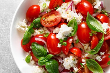 Domates salatası, ricotta peyniri ve fesleğen.