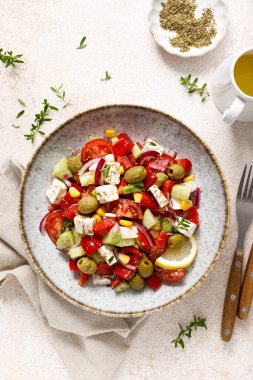 Peynirli salata, zeytin ve taze sebze.