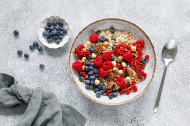 Organik böğürtlen ve fındıklı müsli. Ahududulu yulaf ezmesi, yaban mersini, frenk üzümü, badem, ceviz, fındık, fındık ve kabak çekirdeği. Sağlıklı yemek, en iyi manzara.