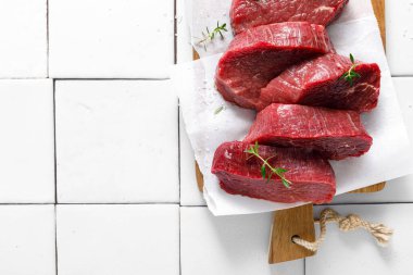 Sığır eti. Çiğ sığır filetosu eti, pişirmek için malzemeli biftek. Üst görünüm