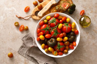 Taze kiraz domatesleri ve büyük kırmızı domatesler.