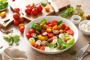 Taze kiraz domatesli salata, mozzarella ve fesleğen yaprağı.