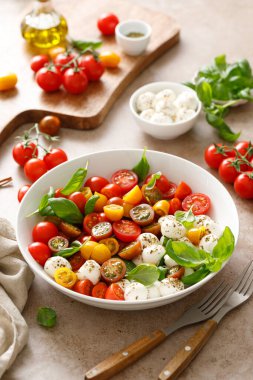 Taze kiraz domatesli salata, mozzarella ve fesleğen yaprağı.