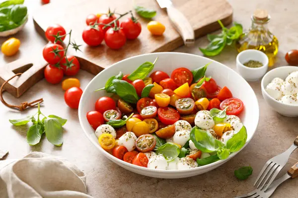 Taze kiraz domatesli salata, mozzarella ve fesleğen yaprağı.