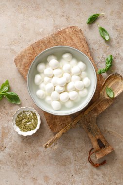 Mozzarella peynirli topları, üst manzara