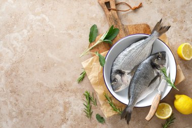 Taze çiğ balık veya limon ve otlu dorado balığı.