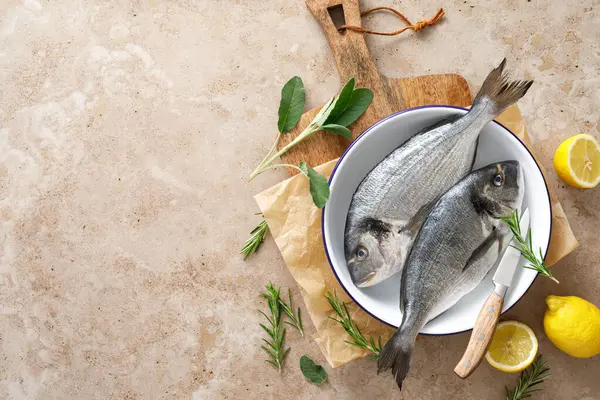 Taze çiğ balık veya limon ve otlu dorado balığı.