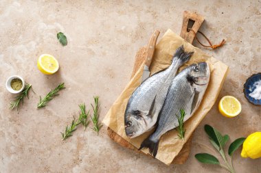 Taze çiğ balık veya limon ve otlu dorado balığı.