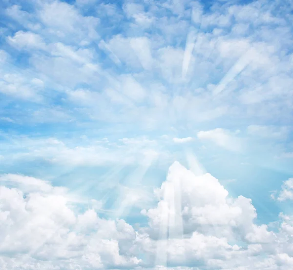 Φωτεινές Ακτίνες Λάμπουν Στα Σύννεφα — Φωτογραφία Αρχείου