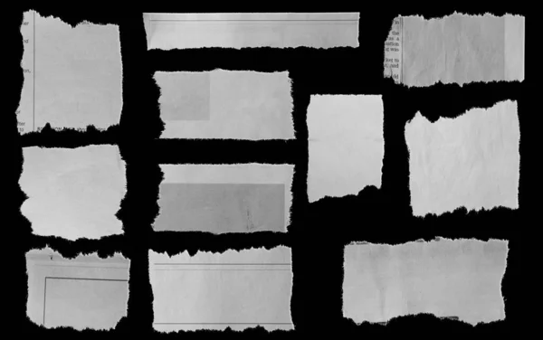 Έντεκα Κομμάτια Σκισμένης Εφημερίδας Μαύρο Φόντο — Φωτογραφία Αρχείου