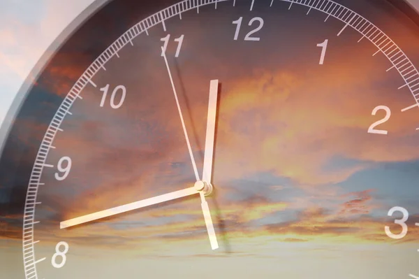 Cara Reloj Cielo Brillante Tiempo Pasa — Foto de Stock