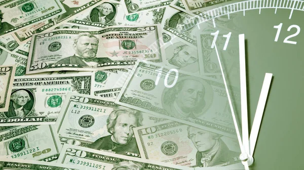 Klok Diverse Amerikaanse Munten Bankbiljetten Tijd Geld Idee — Stockfoto