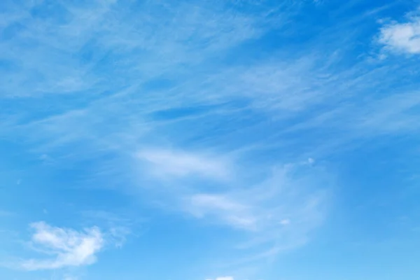 Puszyste Białe Chmury Błękitnym Niebie — Zdjęcie stockowe