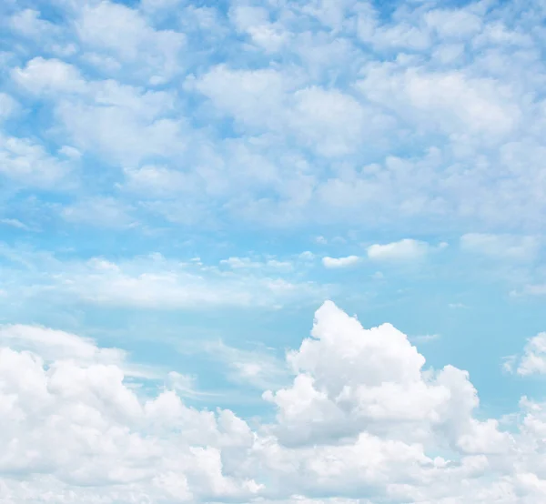 Pluizige Witte Wolken Een Blauwe Lucht — Stockfoto