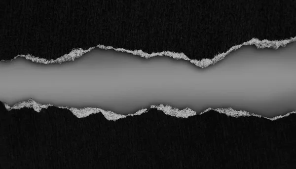 Gri Arkaplanda Yırtılmış Siyah Kağıt — Stok fotoğraf