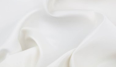 Dalgalı beyaz ipek kumaş dokusu.