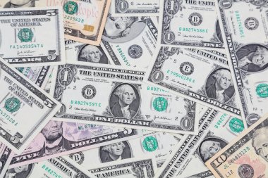 Çeşitli Amerikan banknotlarına yakın çekim