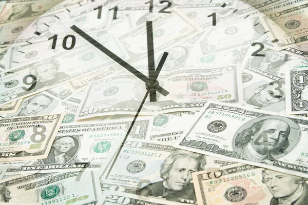 Relógio Notas Americanas Variadas Tempo Ideia Dinheiro — Fotografia de Stock