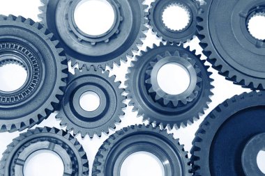 Metal dişli çarklar birbirine bağlanıyor.