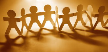 Kağıt zincir takımı el ele tutuşuyor. Takım çalışması. Ortaklık