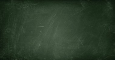 Yeşil karatahta arkaplanındaki tebeşir temizlendi