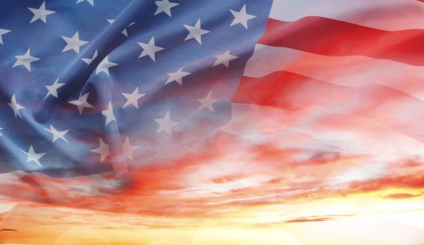 Amerykańska Flaga Słonecznym Niebie — Zdjęcie stockowe
