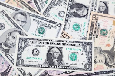 Çeşitli Amerikan banknotlarına yakın çekim