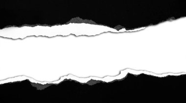 Düz arkaplanda yırtılmış siyah kağıt, kopyalamak için boşluk