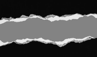 Gri arkaplanda yırtılmış siyah kağıt