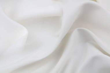 Dalgalı beyaz ipek kumaş dokusu.