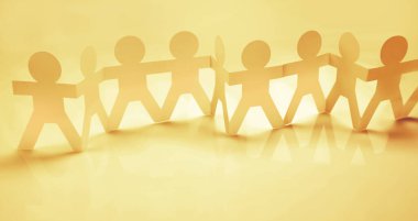 Kağıt zincir takımı el ele tutuşuyor. Takım çalışması. Ortaklık