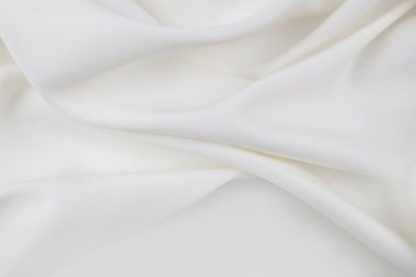 Dalgalı beyaz ipek kumaş dokusu.
