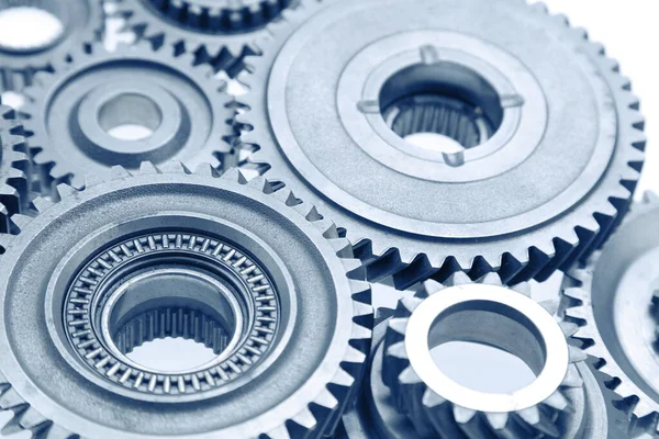 Metal dişli çarklar birbirine bağlanıyor.