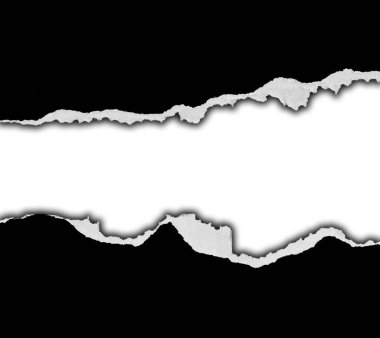 Düz arkaplanda yırtılmış siyah kağıt, kopyalamak için boşluk