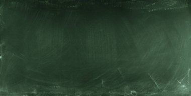 Yeşil karatahta arkaplanındaki tebeşir temizlendi