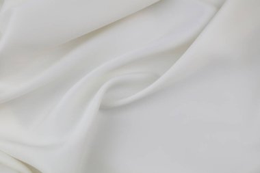 Dalgalı beyaz ipek kumaş dokusu.