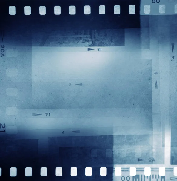 青いフィルムストリップ負のフレームの背景 — ストック写真
