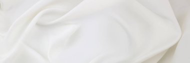 Dalgalı beyaz ipek kumaş dokusu.