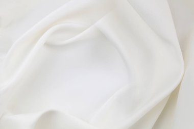 Dalgalı beyaz ipek kumaş dokusu.