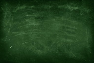 Yeşil karatahta arkaplanındaki tebeşir temizlendi