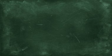 Yeşil karatahta arkaplanındaki tebeşir temizlendi